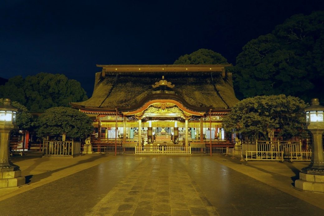 Announcement of the resumption of special night-time worship at the Dazaifu Tenmangu Shrine, after the completion of a major renovation of the main shrine for the first time in 124 years.