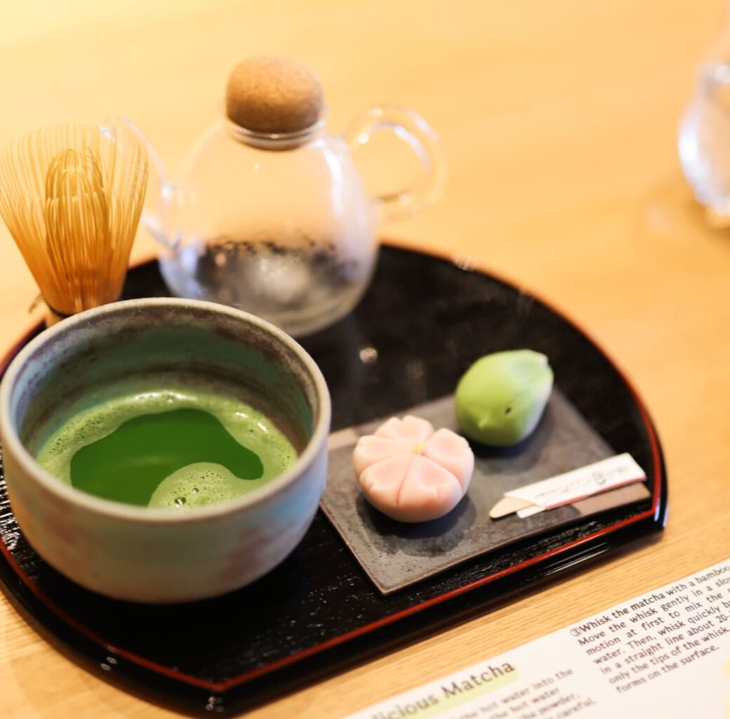 Learn from the long-established 'Kurazaka Fugetsu-do' about making seasonal Jouga-wagashi, an intangible cultural heritage.